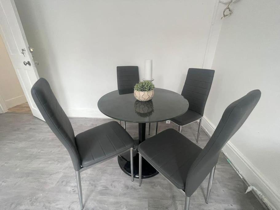 Lovely 2 Bed On Tower Bridge Londra Exterior foto